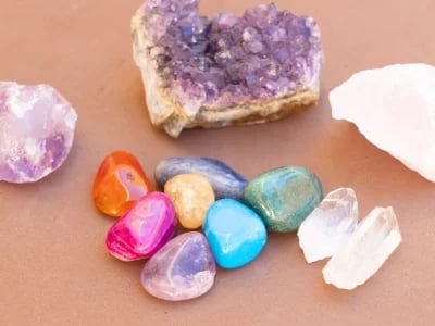 Heilsteine Schmuck: Stilvoll und energetisch kombinieren