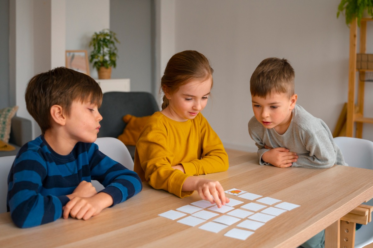 Die schönsten Indoor Spiele Kinder für langweilige Nachmittage