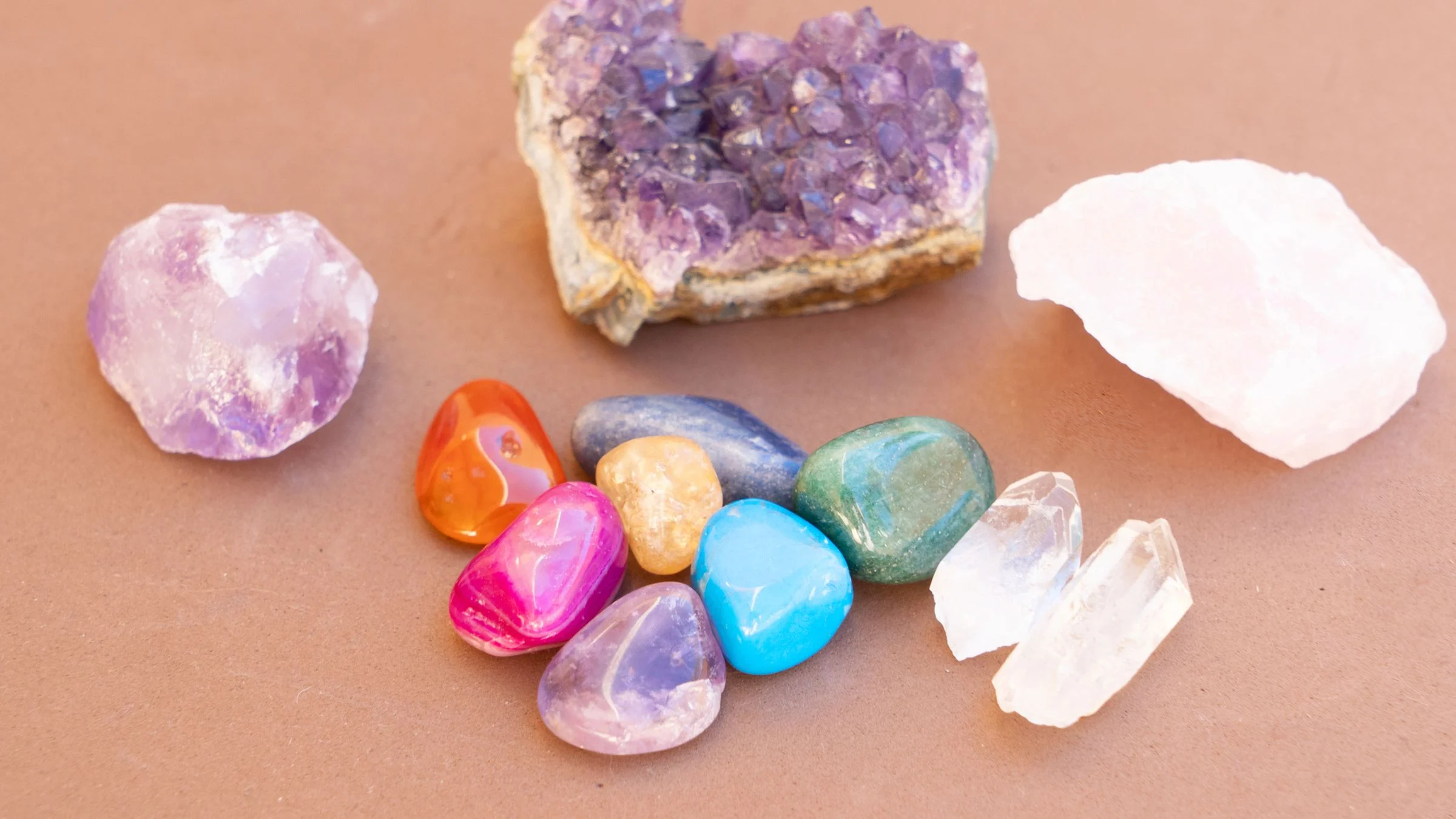 Heilsteine Schmuck: Stilvoll und energetisch kombinieren