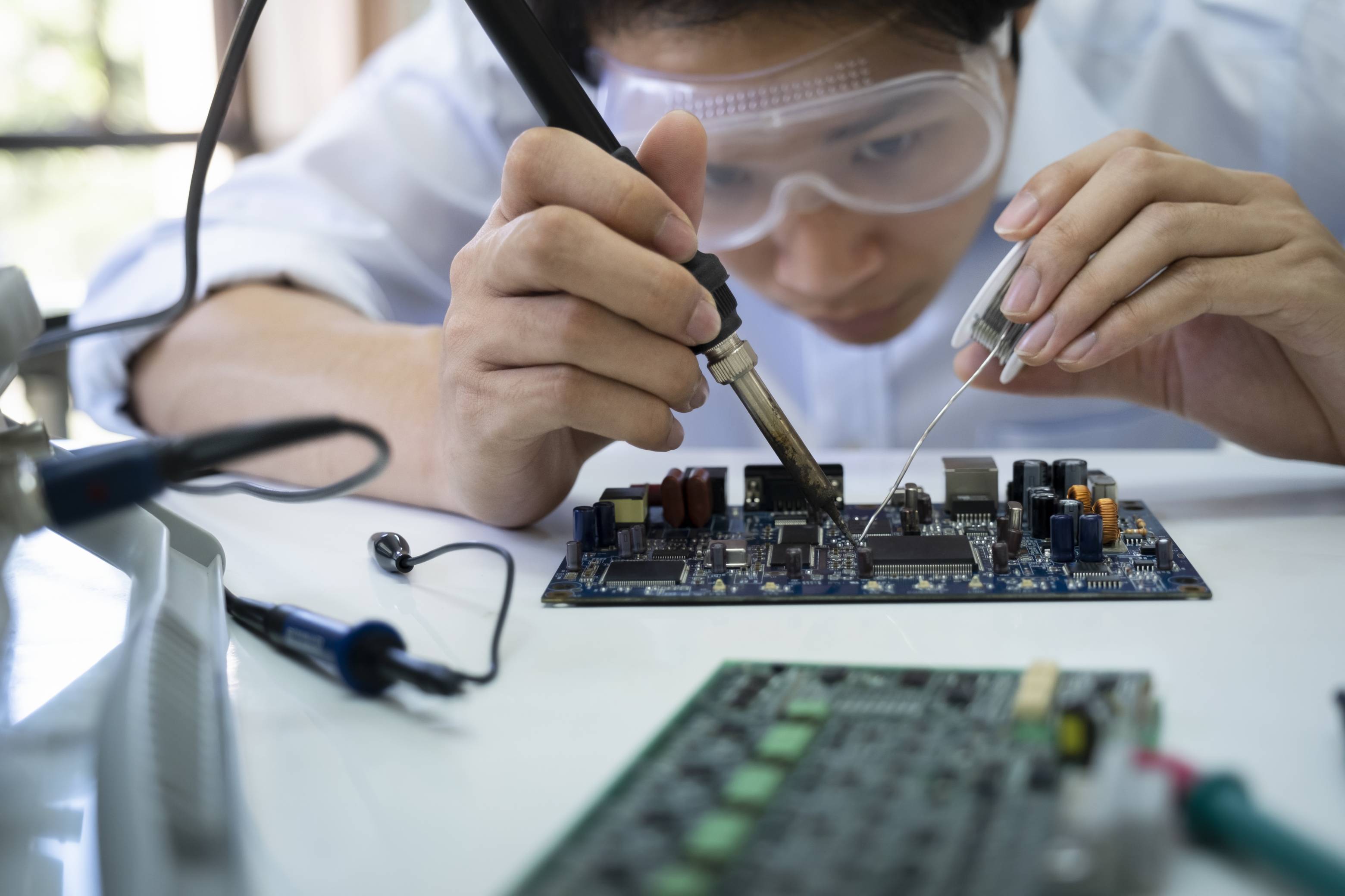DGUV V3 Prüfung für Schulen: Elektrische Sicherheit im Klassenzimmer