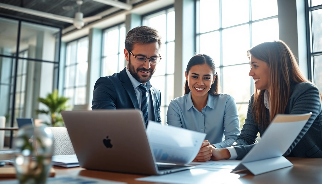 Headhunter IT berät Kunden in einem modernen Büro mit Laptop und Dokumenten.